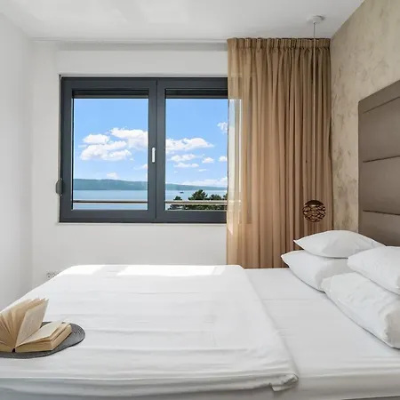 Villa Luxury, Seafront Ivan With Heated Pool Only 100m From