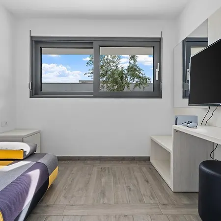 Luxury, Seafront Ivan With Heated Pool Only 100m From Omiš