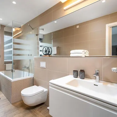 Villa Luxury, Seafront Ivan With Heated Pool Only 100m From Omiš