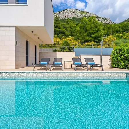 Luxury, Seafront Ivan With Heated Pool Only 100m From Omiš