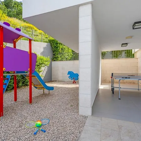 Luxury, Seafront Ivan With Heated Pool Only 100m From Omis