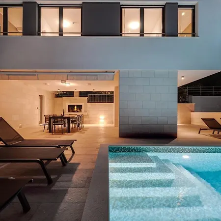 Luxury, Seafront Ivan With Heated Pool Only 100m From Omis