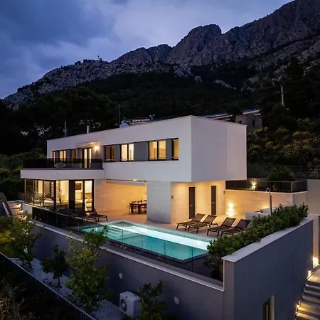 Luxury, Seafront Ivan With Heated Pool Only 100m From Omiš