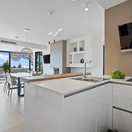Luxury, Seafront Ivan With Heated Pool Only 100m From *