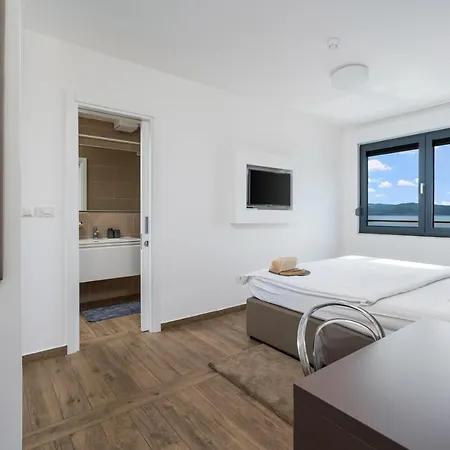 Luxury, Seafront Ivan With Heated Pool Only 100m From Villa