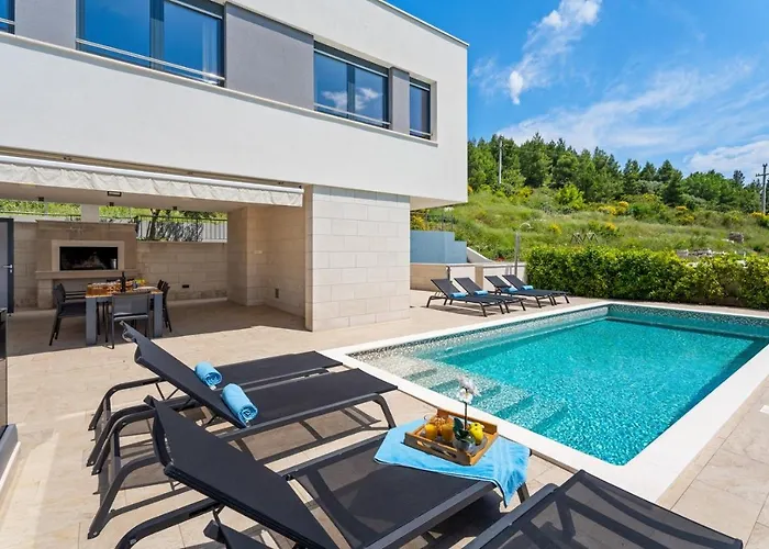 Villa Luxury, Seafront Ivan With Heated Pool Only 100m From Omiš