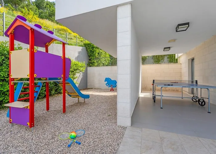 Luxury, Seafront Ivan With Heated Pool Only 100m From Omiš