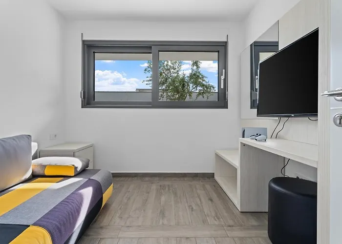 Luxury, Seafront Ivan With Heated Pool Only 100m From Omiš