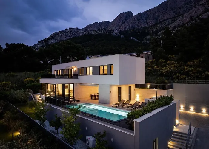Luxury, Seafront Ivan With Heated Pool Only 100m From Omiš