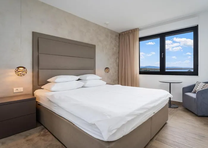 Luxury, Seafront Ivan With Heated Pool Only 100m From *