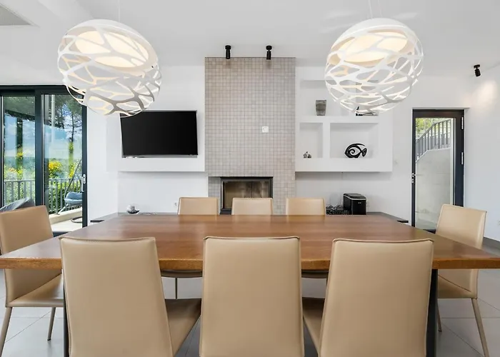 Luxury, Seafront Ivan With Heated Pool Only 100m From Omiš