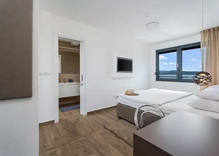 Luxury, Seafront Ivan With Heated Pool Only 100m From Villa