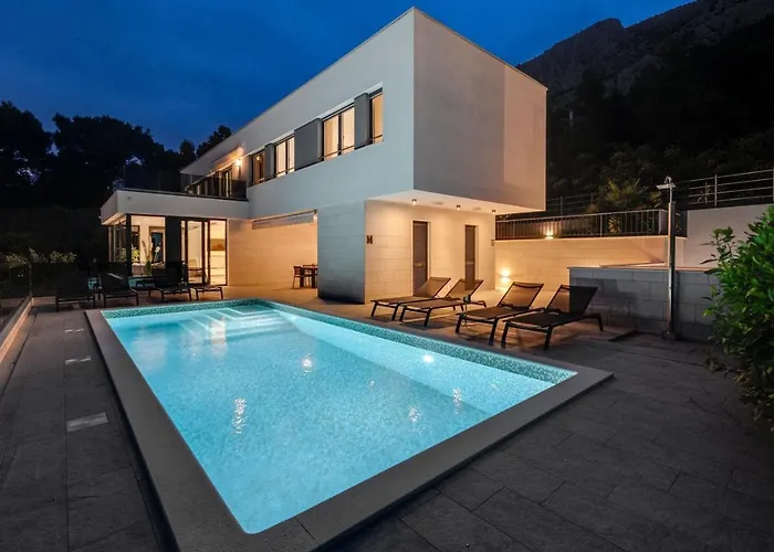 Luxury, Seafront Ivan With Heated Pool Only 100m From Villa